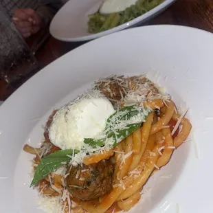 Padtai Lunch Pastai Bowl . Bucatini pasta with tomato sauce and meatball