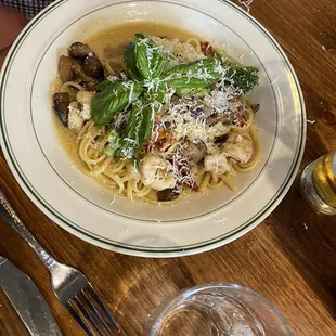 Linguine with shrimp, mushrooms