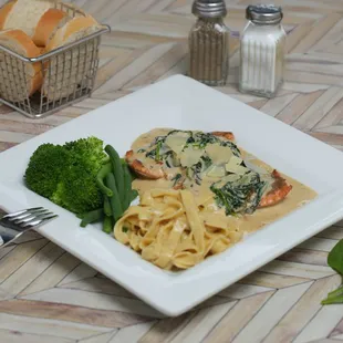 Salmone con Spinaci
Grilled Salmon topped with sauteed spinach and parmesan; served with a side of tagliatelle and seasonal vegetables.
