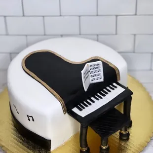 a black and white piano cake