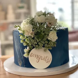 Marble blue cake with fresh flowers
