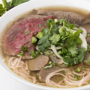 (P2) Pho w. Beef Combination: sliced fillet of beef, rice noodles, brisket, beef balls, tendon and tripe