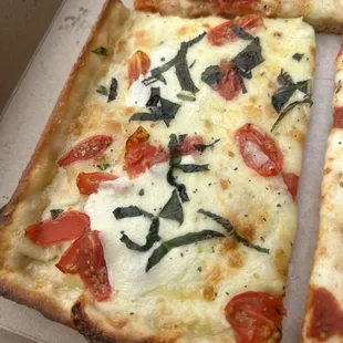 Mozzarella spinach pizza