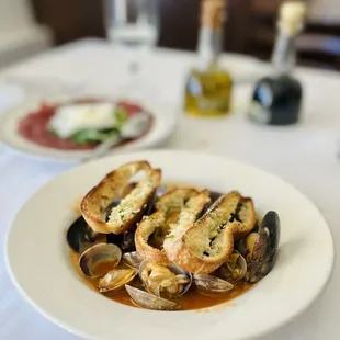 Cozze e Vongole con Crostini