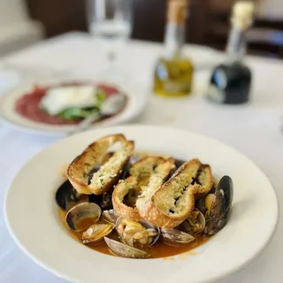 Cozze e Vongole con Crostini