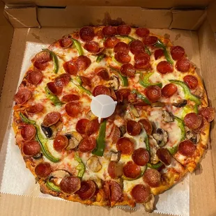 Pizza with green peppers and pepperoni