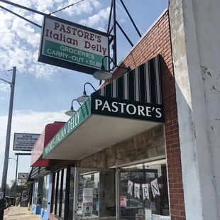 a sign for pastore's italian dely