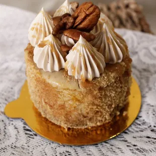 ows a cake on a doily