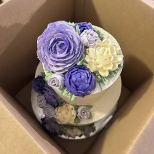 Received cake in an easy to open box for transportation.