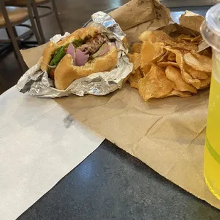 Cheeseburger with chips