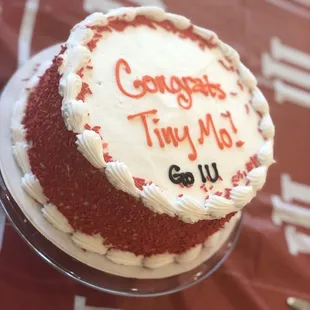 ows a red velvet cake