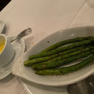 Asparagus with hollandaise sauce