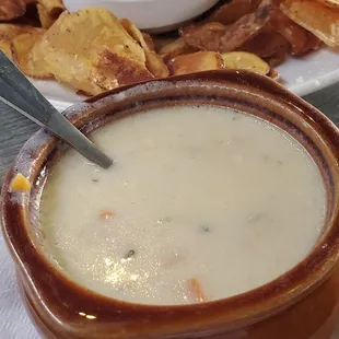Crock clam chowder $4.99