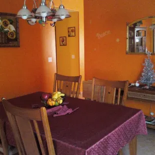 table-seats up to-(8)