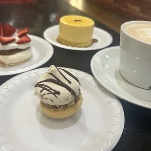 suspiro con galleta y dulce de leche y nueces, pavlova and mini mousse de maracuyá , caffe latte decaf