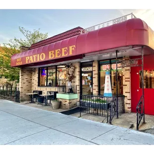 Outside Patio Beef  6022 N Broadway, Chicago, IL  Old Fashion Chicago American/Greek Fast Food.  Nice Fast Service Good Food. Cool.