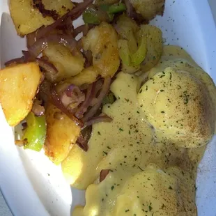 Eggs Benedict w country potatoes