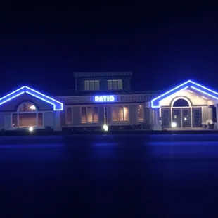 the outside of the restaurant at night