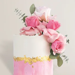 Buttercream cake with fresh roses