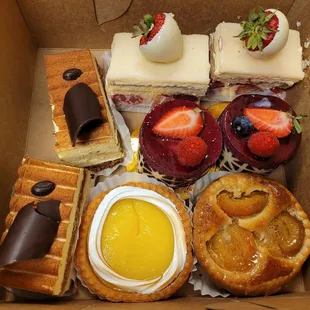 Frasier, Cassis Mousse, Apricot tart, Lemon Meringue tart, Tiramisu
