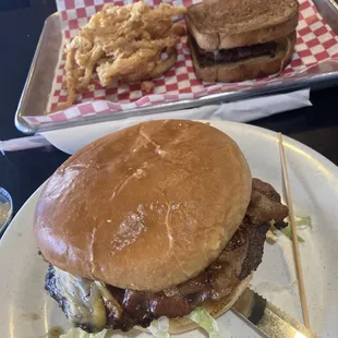 Patty Melt, Onion Strings and a biggie Swamp Burger!!!  If you leave hungry it's your own fault!