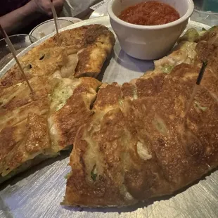 Pesto chicken pizza bites