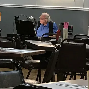 Pat's Oak Manor and the famous keyboard music man playing live to entertain you.