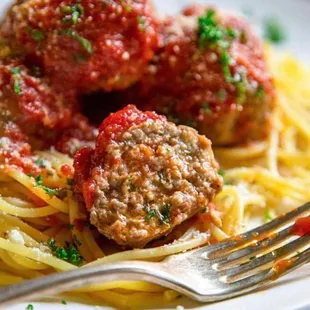 a plate of spaghetti and meatballs