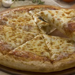 a cheese pizza on a plate