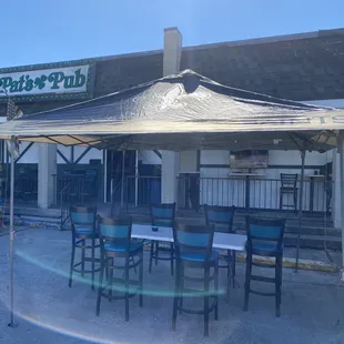 the outside of a restaurant