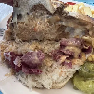 Sauerkraut to corned beef ratio on a CORNED BEEF SANDWICH.