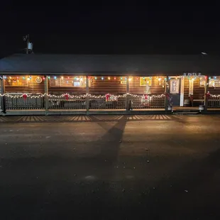 the front of the restaurant at night