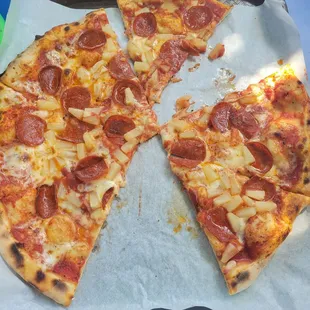 Large Pepp &amp; Pineapple pie