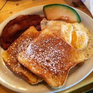 a plate of breakfast food