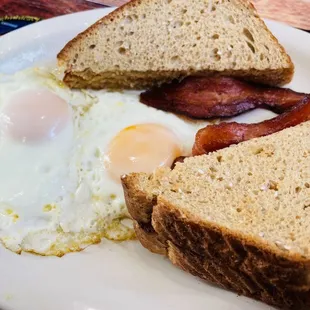 a plate of breakfast food