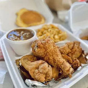 Fried Chicken Combo (with Mac and cheese, rice and gravy, cornbread)
