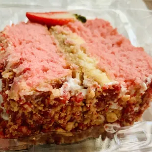 Strawberry  crunch cake