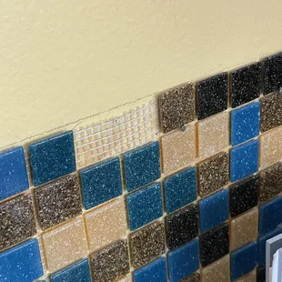 a blue and brown tile