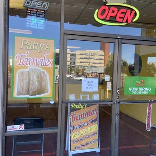 Open sign on store is closed ?