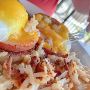 a plate of breakfast food