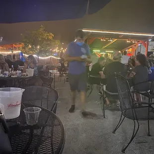 Waiter wearing mask incorrectly.