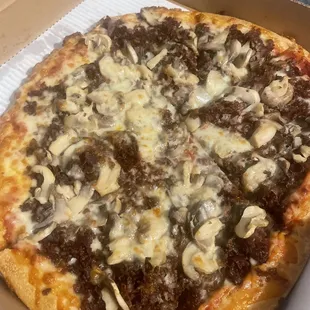 Cheesesteak pizza with mushrooms