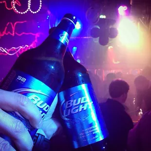 Only club or bar I&apos;ve been to where you buy 32 ounce beers.... And they ONLY take cash... Lol