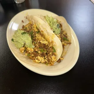 Tacos Desayuno Chorizo con Huevo y Jalepenos y Guacamole