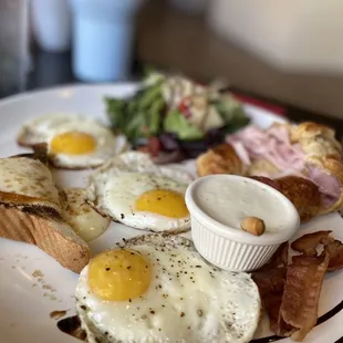 a plate of breakfast foods