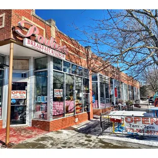 Pauline&apos;s.1754 W Balmoral Ave, Chicago, IL Breakfast Lunch Brunch.Very Busy in Weekends . Old Legendary Place in Ravenswood .Cool!