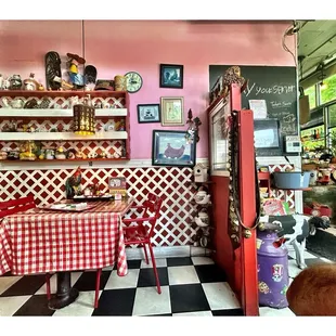 Inside Pauline&apos;s.1754 W Balmoral Ave, Chicago, IL Breakfast Lunch Brunch.Very Busy in Weekends . Old Legendary Place in Ravenswood .Cool!