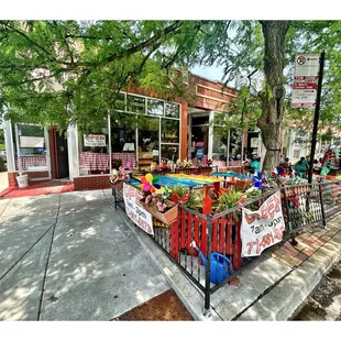 Patio @ Pauline&apos;s.1754 W Balmoral Ave, Chicago, IL Breakfast Lunch Brunch.Very Busy in Weekends . Old Legendary Place in Ravenswood .Cool!