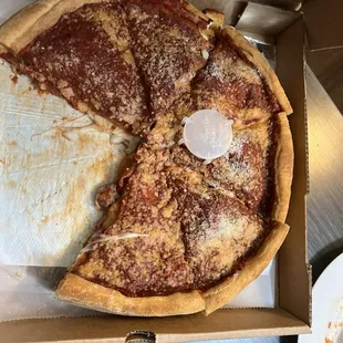 Thin crust and deep dish deluxe pizza&apos;s