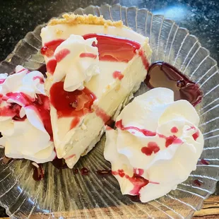 Key lime pie with raspberry sauce